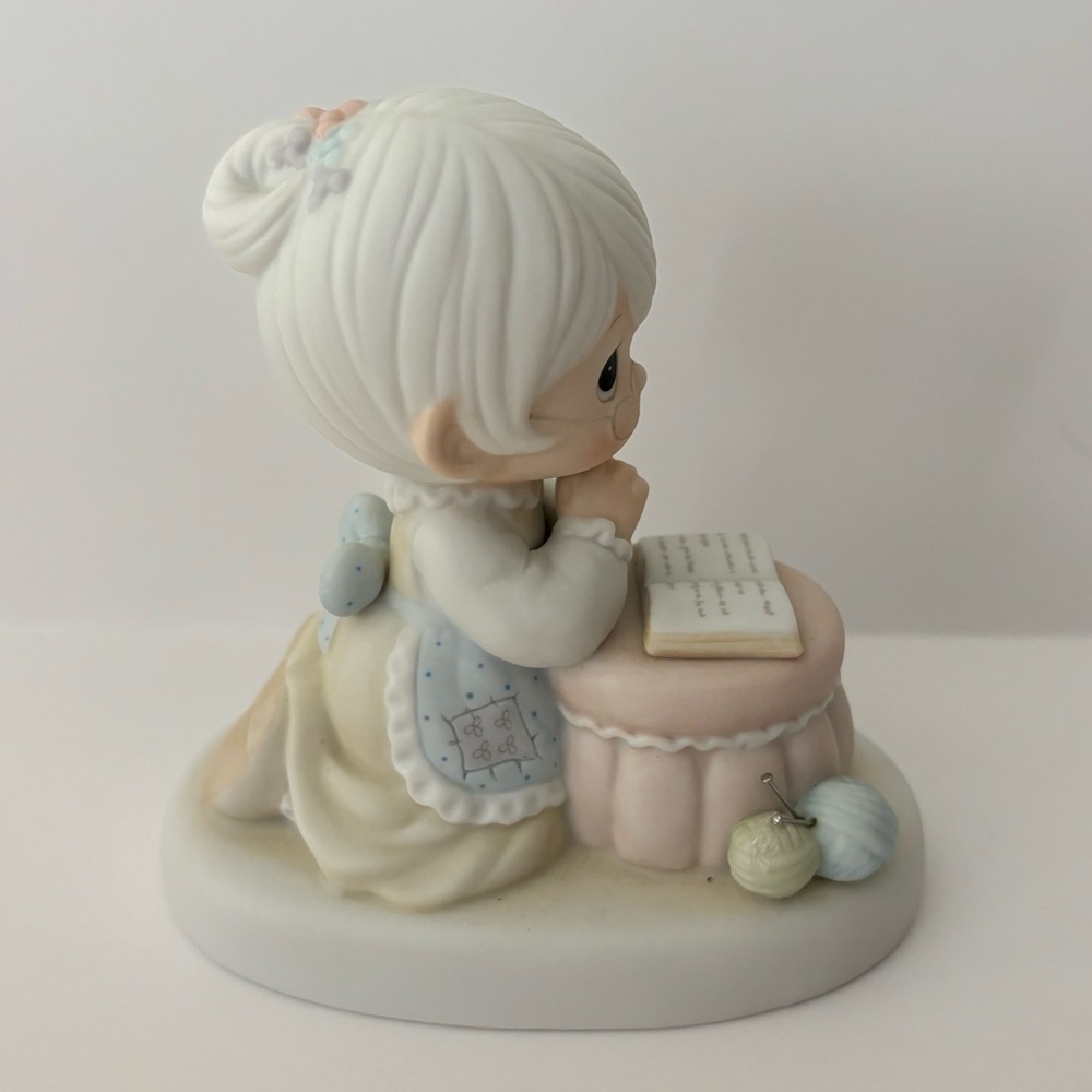 Precious Moments “Grandma’s Prayer” Figurine Display #PM-861